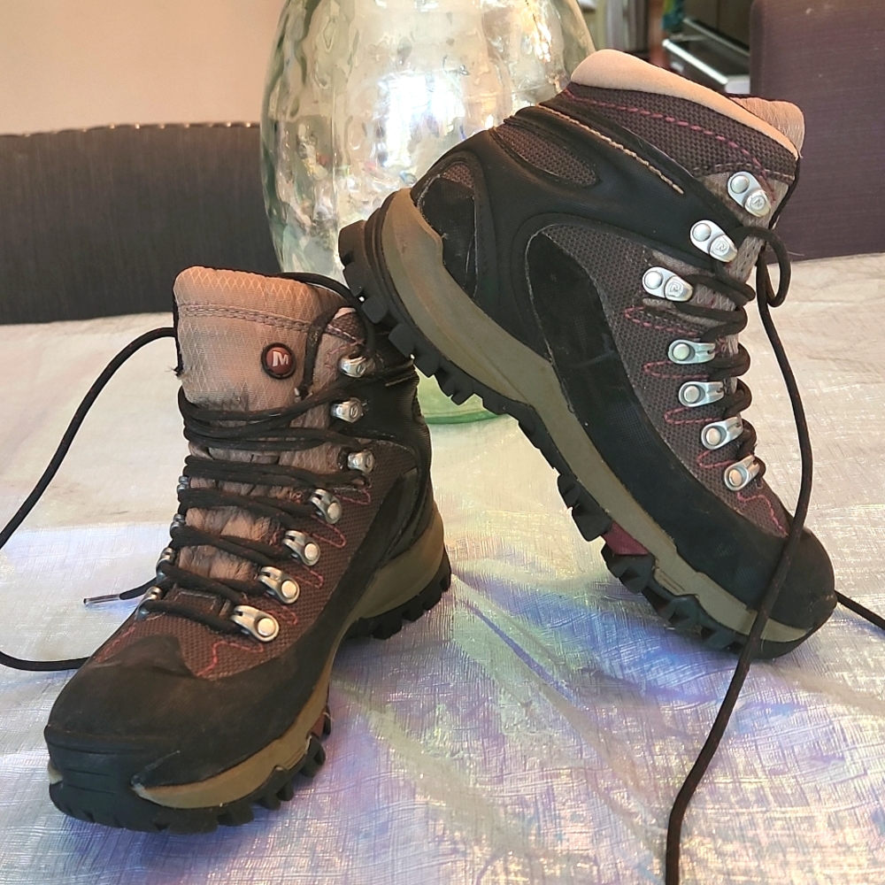 Merrell mid vibram goretex hiking boot size 6.5